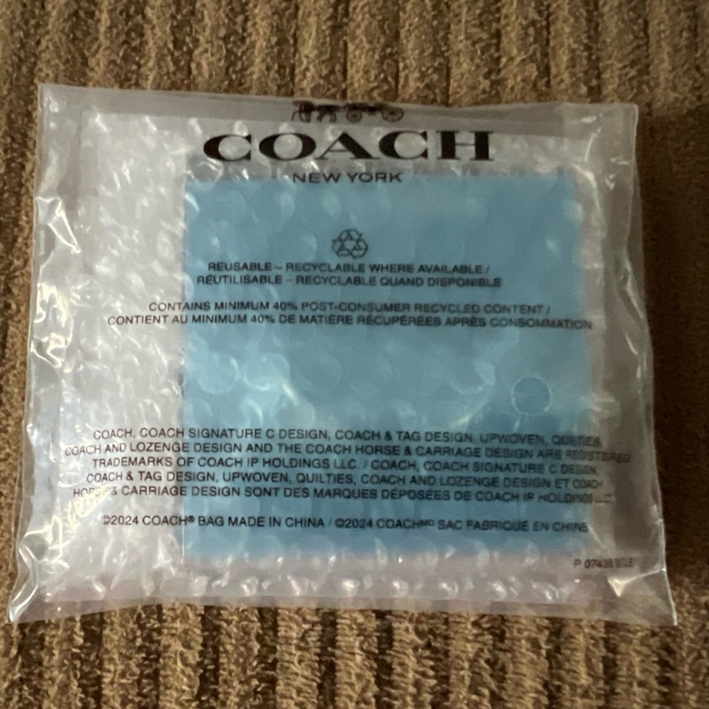 Coach Mini Bow Charm Huggie Earrings nwt in packaging - Picture 3 of 4